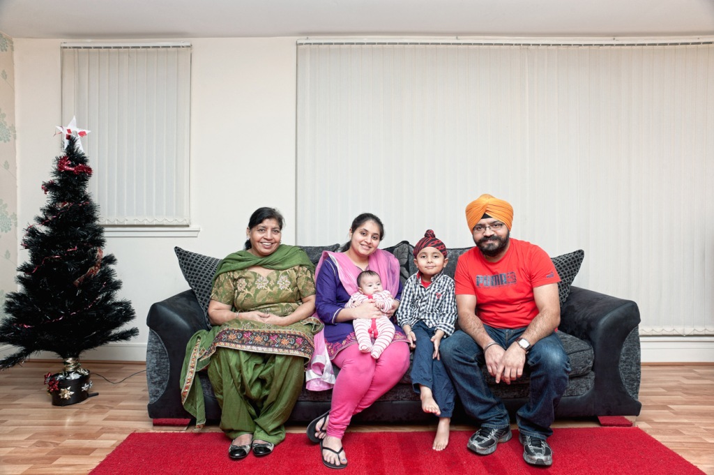 ‘Gurinder and Harpreet with kids Brahmjot, Siaana and mother-in-law Balbir’ Blazej Marczak ‘The Neighbours’ (source: http://bmarczak.com/)